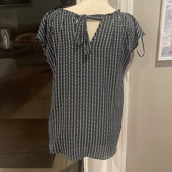 EUC Lauren Conrad Navy with white Hearts Blouse Size Medium - Picture 6 of 9